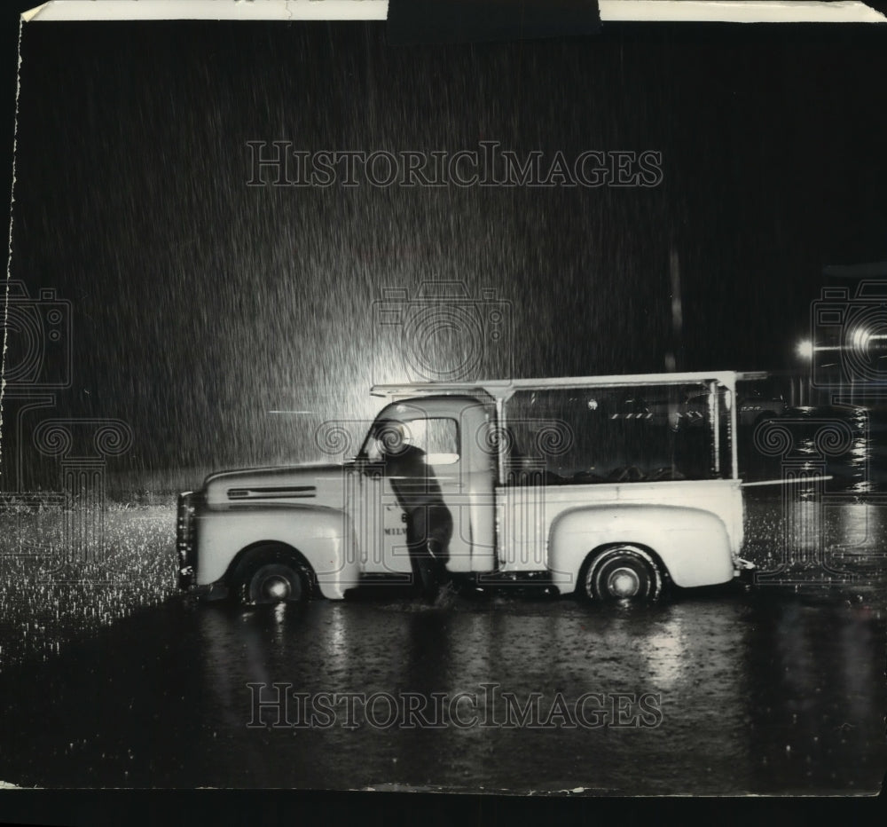1961 Press Photo Man pushes city truck that stalled in deep water Milwaukee - Historic Images