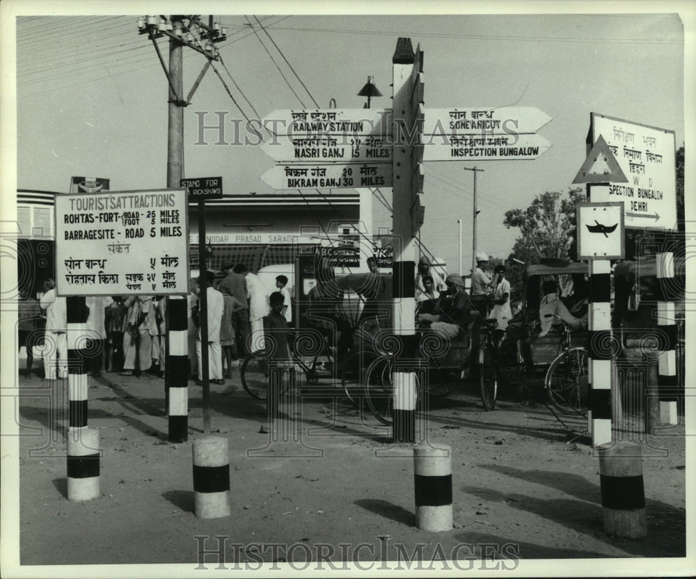 1964 Press Photo Direction signs along Asian highway Hihak State, India-Historic Images
