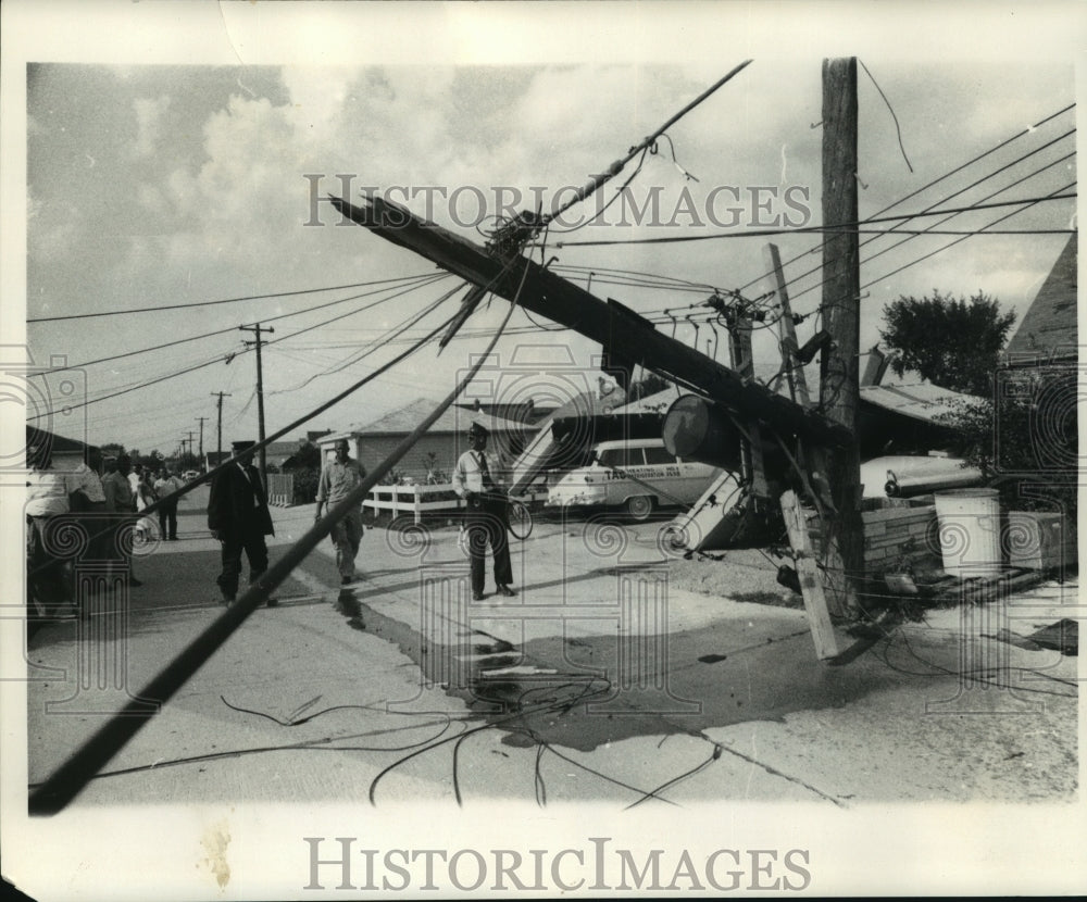 Press Photo Utility poles in alley between N. 65th and 66th Streets, Milwaukee - Historic Images