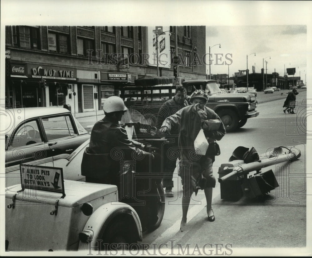 1961 Press Photo Heavy winds pushed shoppers and caused damage in Milwaukee - Historic Images