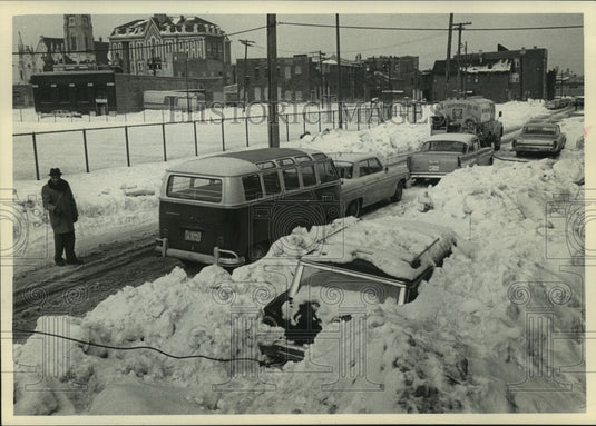 1967 Press Photo Aftermath of Milwaukee Snow Storm - mjc13652 - Historic Images