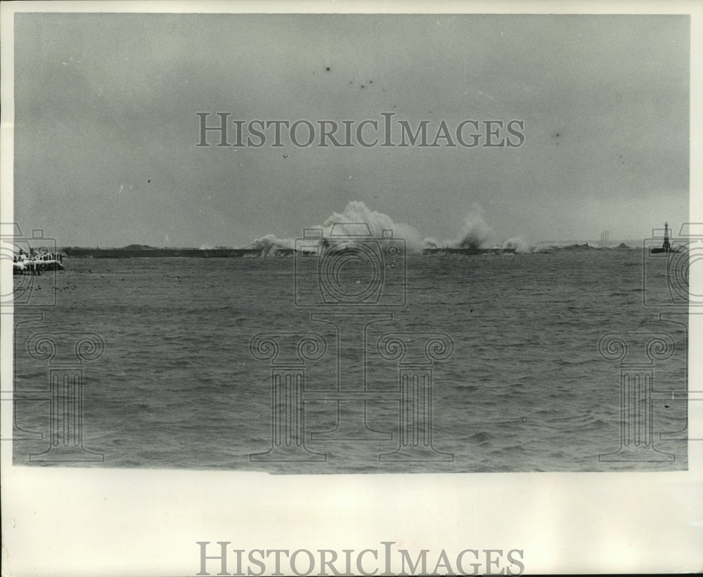 1965 Press Photo Clouds of Water Sprayed estimated 70 feet up in Milwaukee snow - Historic Images