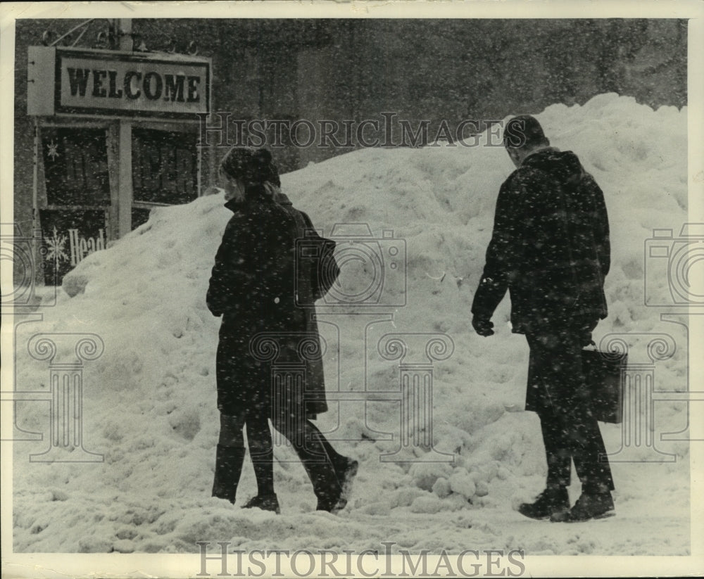 1967 Press Photo Marquette University students in Milwaukee plodding in snow. - Historic Images