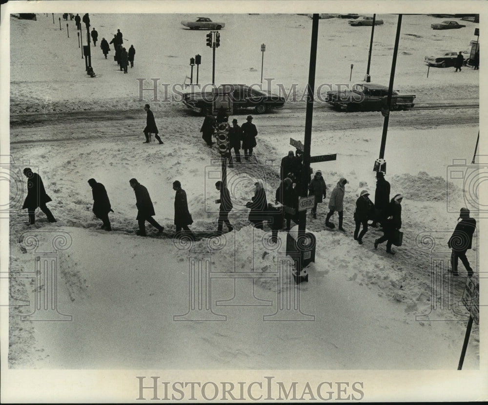 1967 Press Photo Outside NW Depot, Madison &amp; Canal Streets, Milwaukee - Historic Images