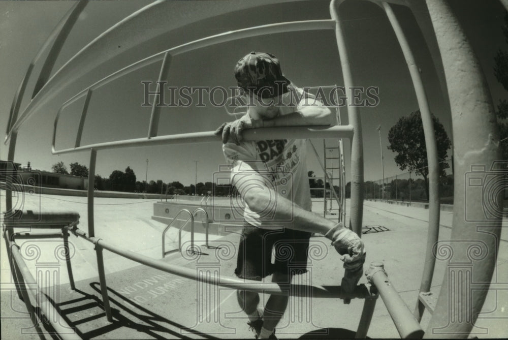 1994 Press Photo Mark Lorincz gets the pool ready, Madison Park Pool, Wisconsin - Historic Images