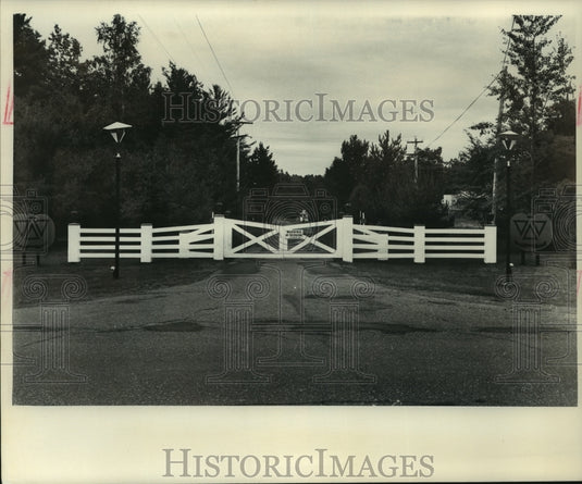 1975, Jimmy Hoffa's partly owned Jack o' Lantern resort in Wisconsin - Historic Images