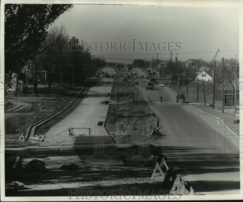 1957 Press Photo Repaving of Highway 100 north from Milwaukee road overpass - Historic Images
