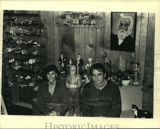 1987 Press Photo Marilyn & Leo Smith III with samples of Leo's wood carvings - Historic Images