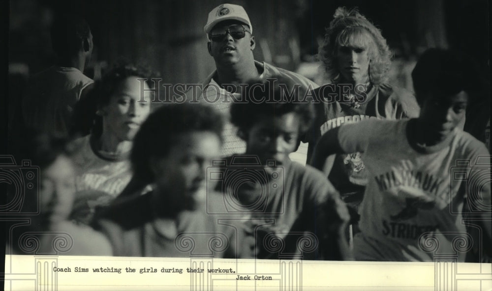 1985 Press Photo Milwaukee Striders track coach Joe Sims watches workout- Historic Images