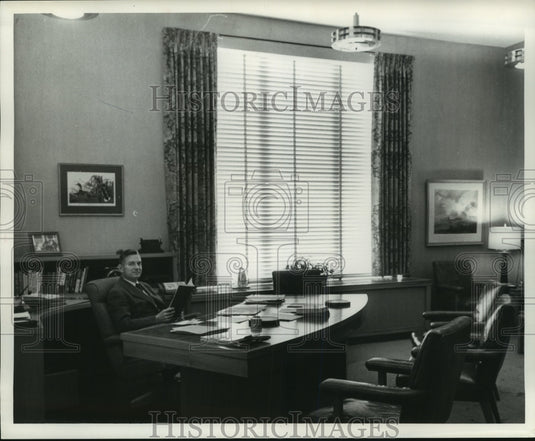 1963 Press Photo L.B. Smith president of A.O. Smith in his office, Milwaukee - Historic Images