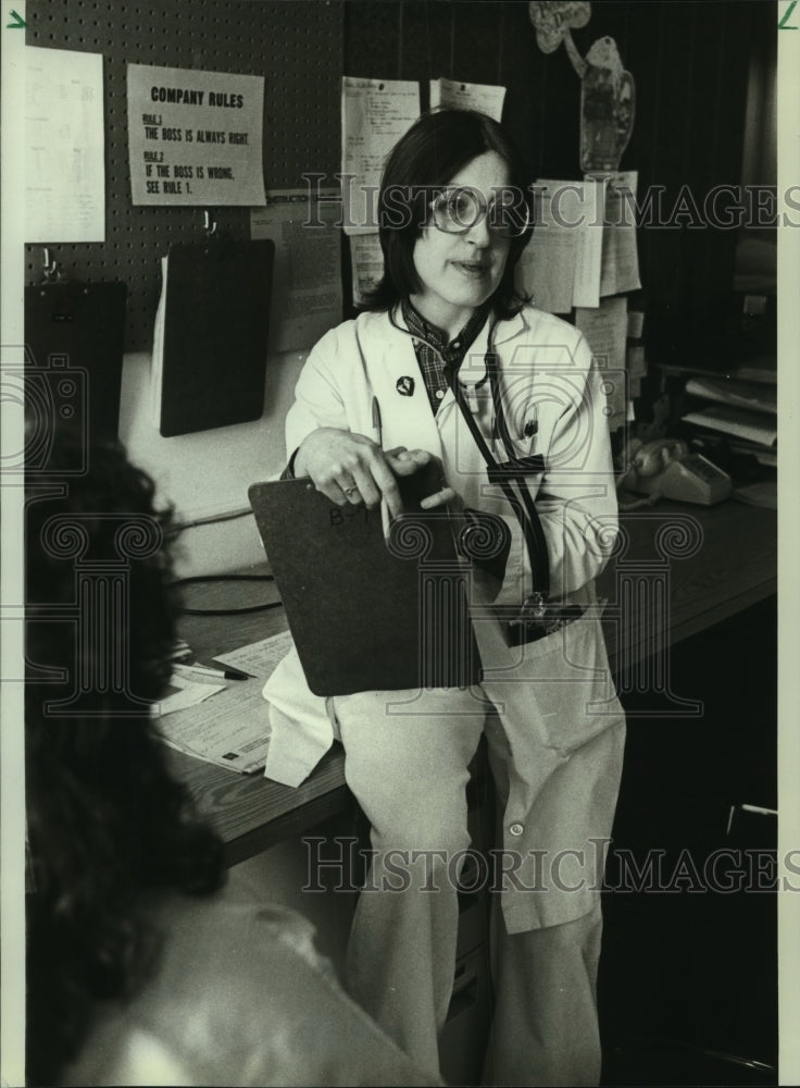 1982 Press Photo Dr. Mary Smith at Harrisburg Hospital, Pennsylvania - mjc13773 - Historic Images