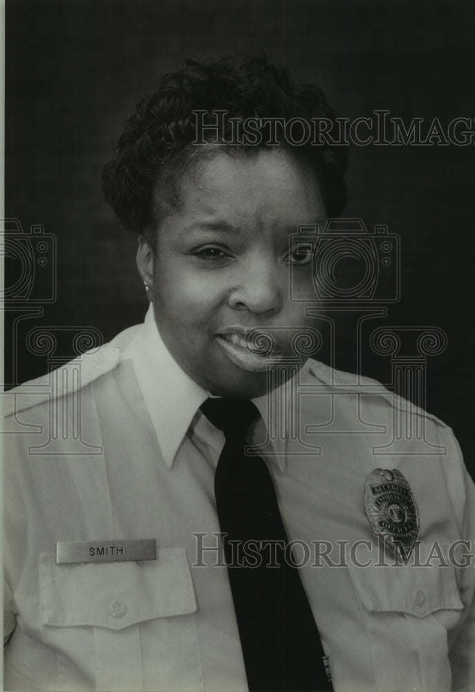 1993 Press Photo Irene Smith, Housing Authority public safety officer, Milwaukee - Historic Images