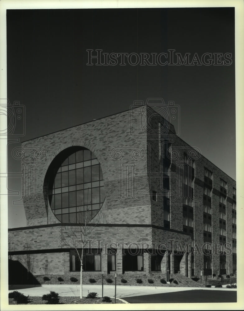 1986 Press Photo Outside view The Sheraton Milwaukee North, Glendale Wisconsin - Historic Images