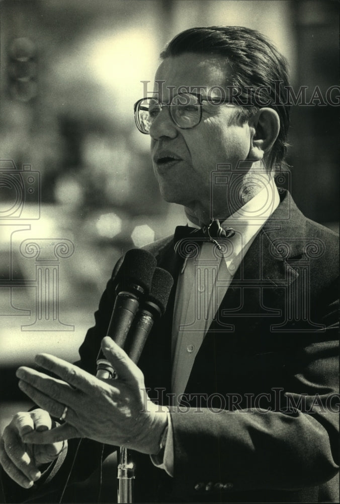 1988 Press Photo Senator Paul Simon spoke to Chrysler Corp. workers in Kenosha - Historic Images