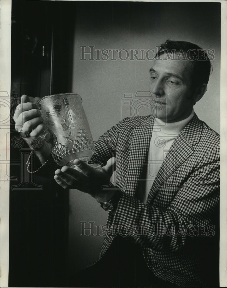 1968 Press Photo James Smock inspects Spanish-American war commemorative pitcher - Historic Images