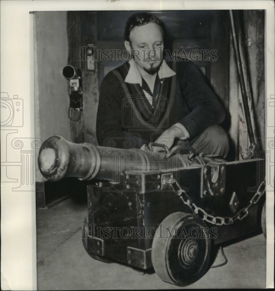 1962 Press Photo John Snook arrested for unregistered automatic weapons, Mobile-Historic Images