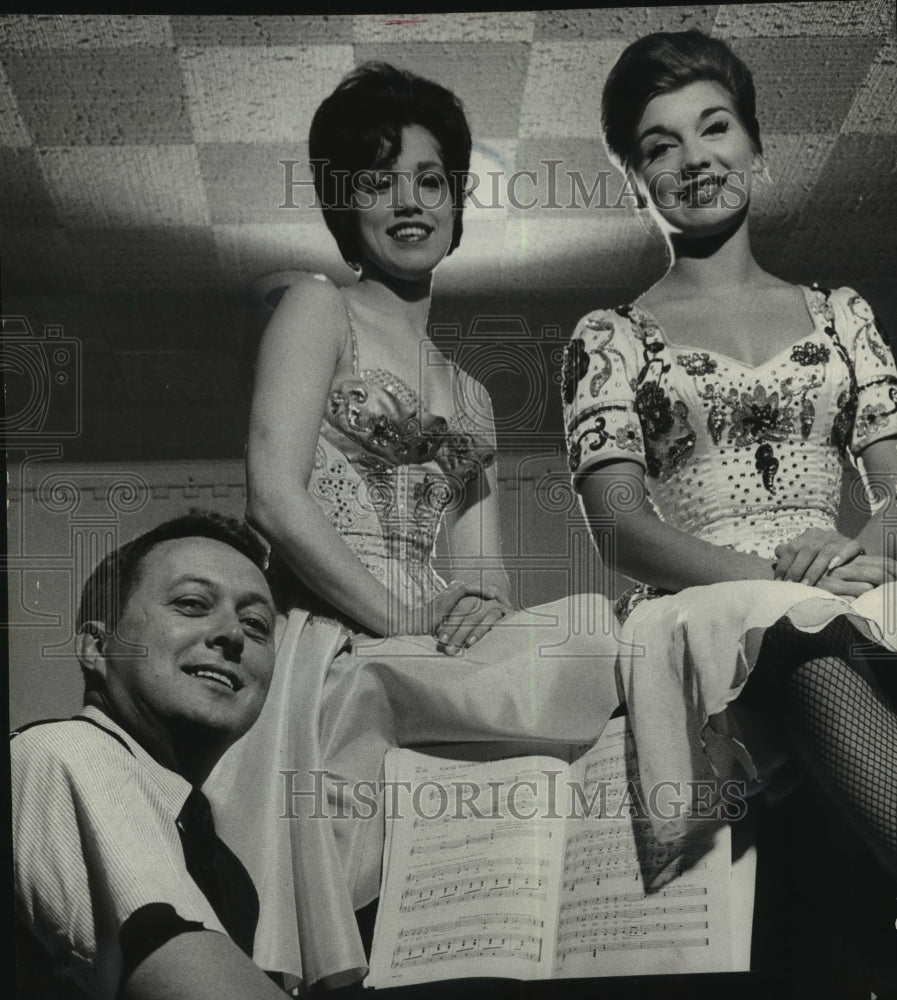 1964 Press Photo Choreographer Robert Simpson with Kathy Budney &amp; Joan Fillar - Historic Images