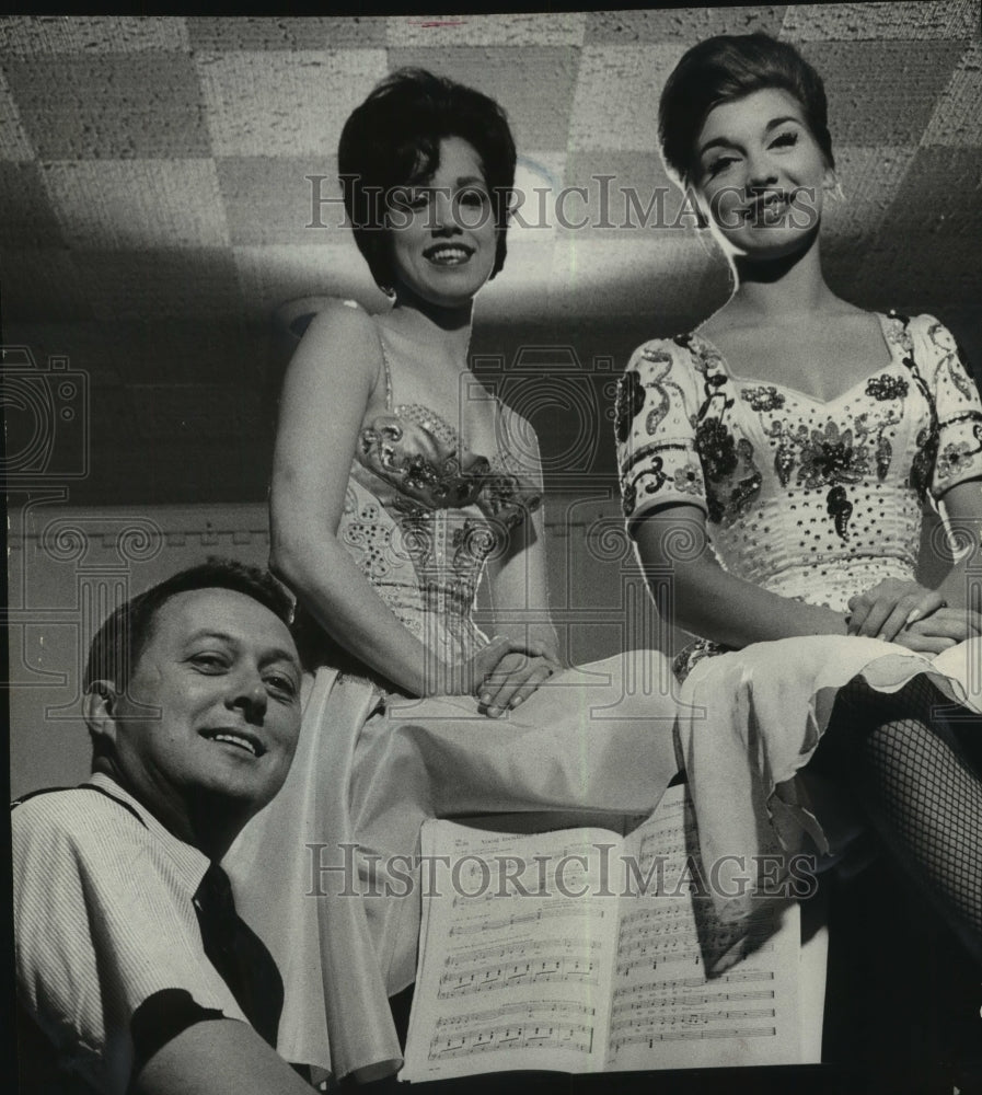 1964 Press Photo Choreographer Robert Simpson with Kathy Budney & Joan Fillar - Historic Images