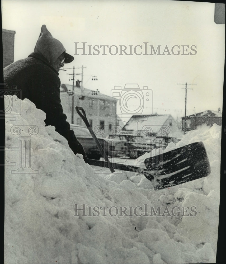 1966 Press Photo Vincent Ott shoveling snow, Milwaukee, Wisconsin - mjc13862 - Historic Images