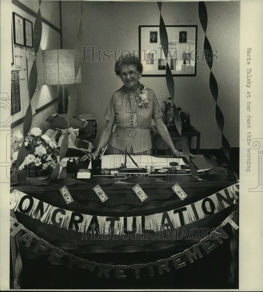 1988 Press Photo Marie Talsky retiring from Mitchell Savings & Loan, Milwaukee - Historic Images