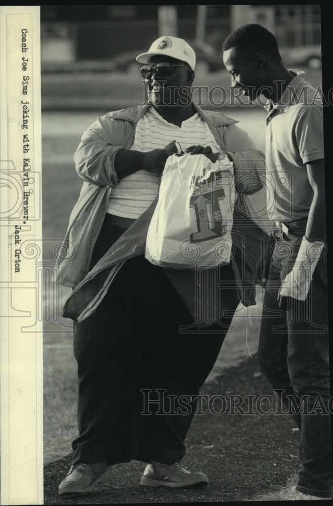 1985 Press Photo Milwaukee Striders Joe Sims jokes with Kalvin Brewer - Historic Images