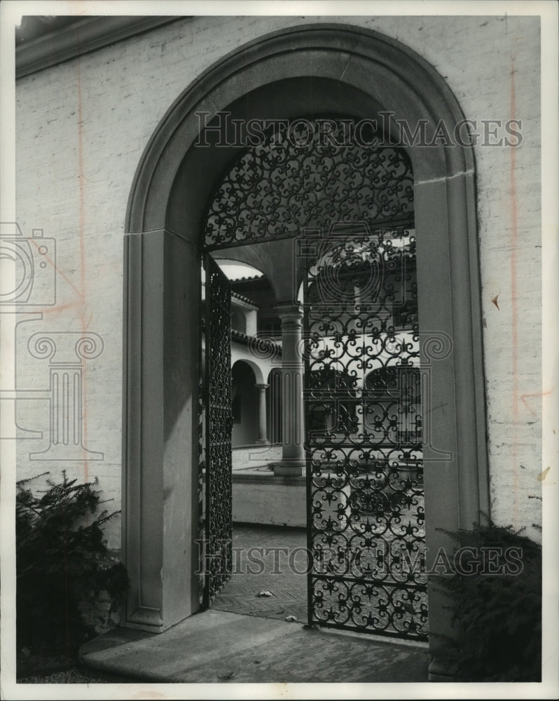 1963 Press Photo Intricate wrought iron gate at the Lloyd Raymond Smith House - Historic Images