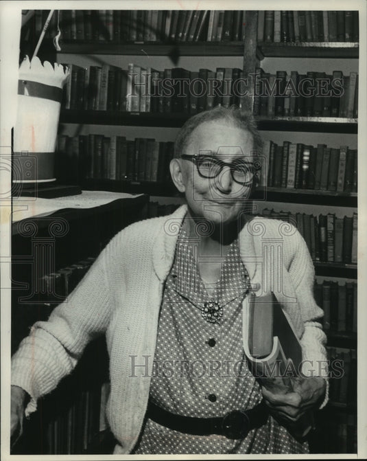 1960, Mrs. Linda Smith, Runs Milwaukee County Asylum Library - Historic Images