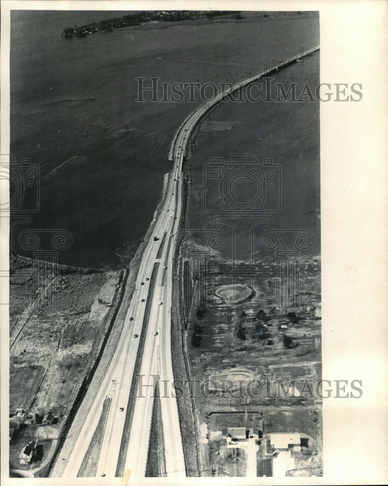 1965 Press Photo Aerial view of bridge over Wisconsin&#39;s Lake Butte des Morts - Historic Images