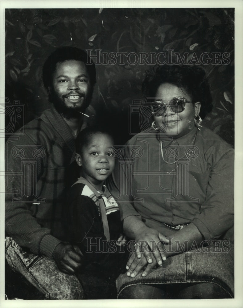 1990 Press Photo Henron Smith &amp; family, Milwaukee, Wisconsin - mjc13978 - Historic Images