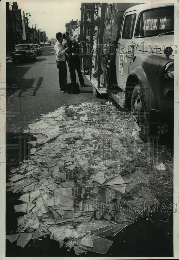 1964 Press Photo Pittsburg Plate Glass truck looses glass from wind, Milwaukee-Historic Images