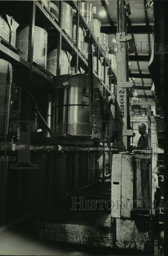 1980 Press Photo Fullerton employee George Rossa stacks a steel roll - mjc14086 - Historic Images