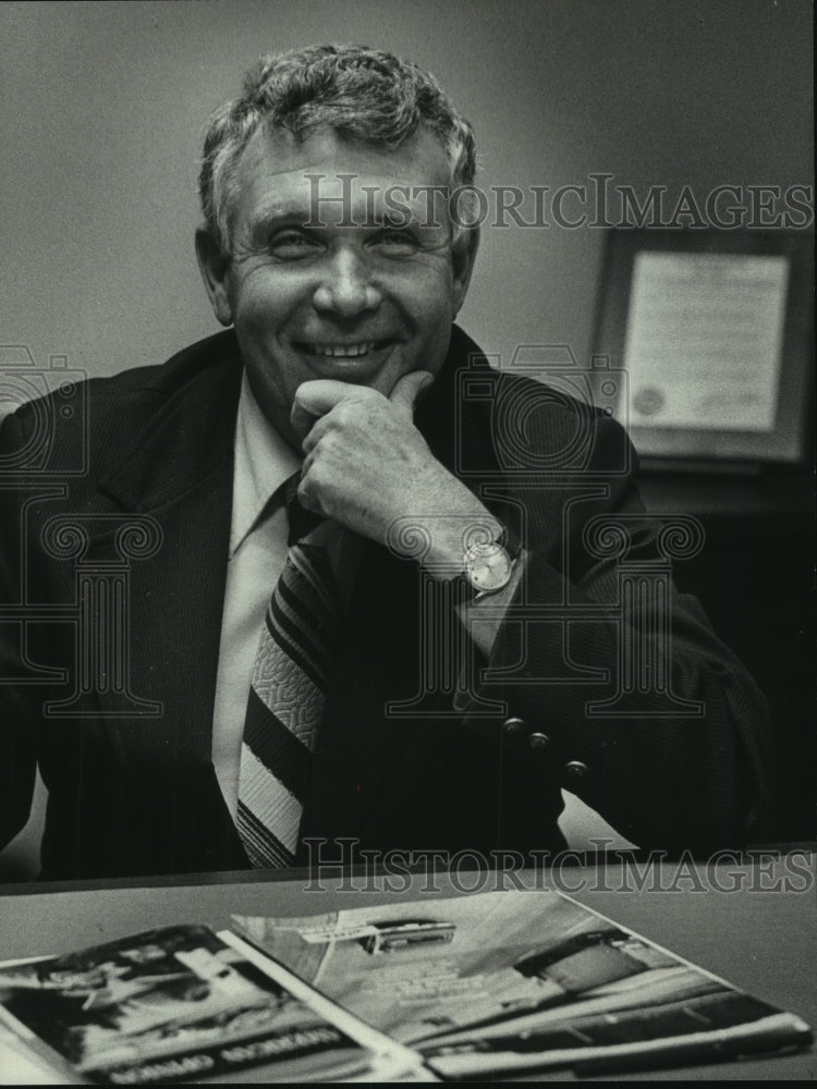 1976 Press Photo Fred Sweet in his Franklin City Hall office - mjc14132 - Historic Images