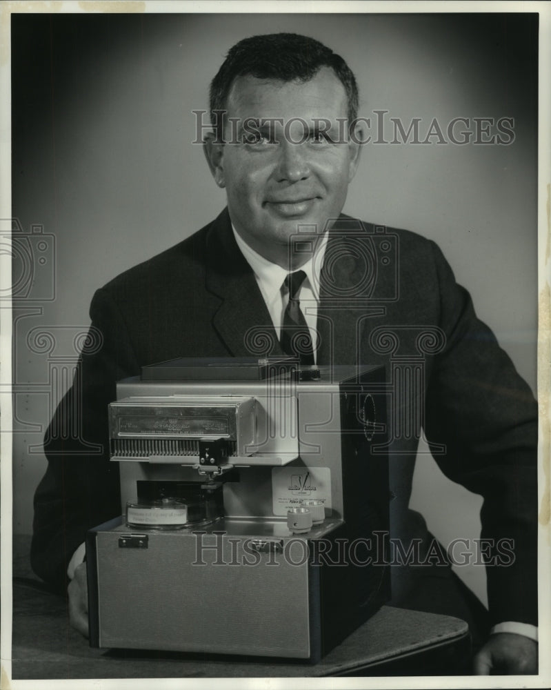 1961 Press Photo Fred Sweet sales admin Lectron Corp of America with sound slide - Historic Images