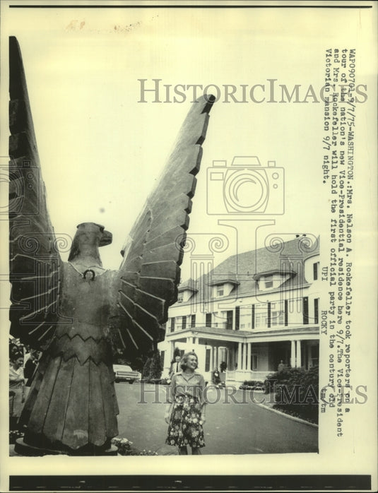 1975, Mrs.Rockefeller took reporters on tour of Vice-Presidental home - Historic Images