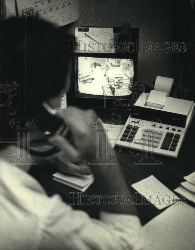 1990 Press Photo Bob Tate in his office at Tate&#39;s Shop Rite looking at monitor. - Historic Images