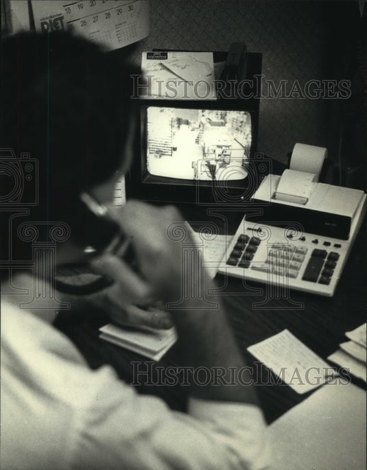 1990 Press Photo Bob Tate in his office at Tate's Shop Rite looking at monitor. - Historic Images