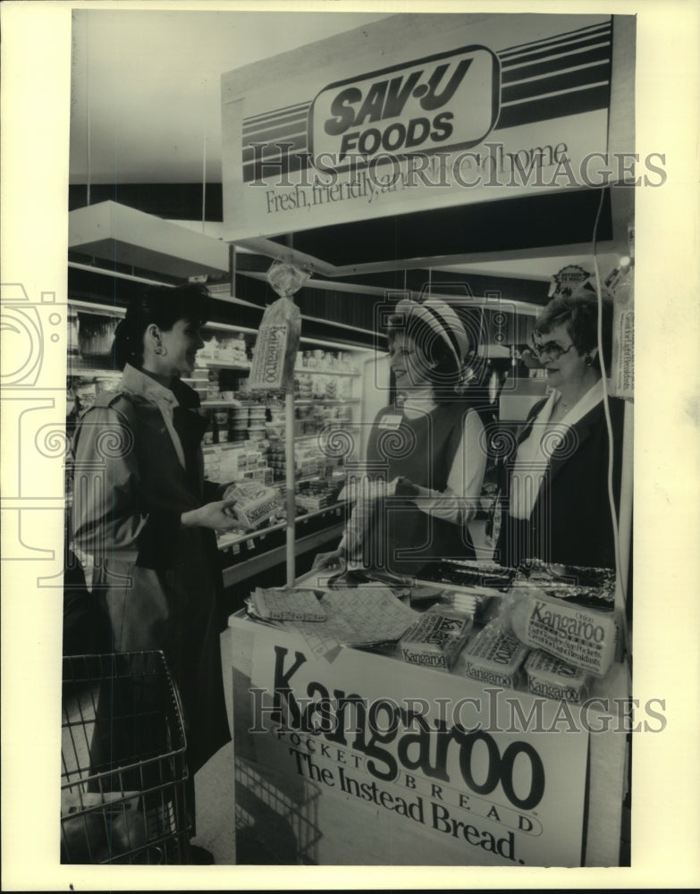 1987 Amanda International staff give samples in Sav-U Foods, Mequon. - Historic Images