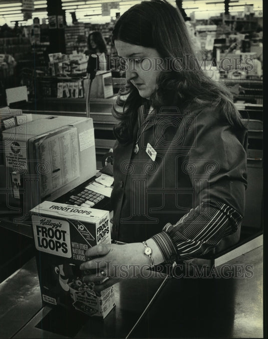 1980, A clerk uses a scanner to read product code at Pick-'N-Save. - Historic Images