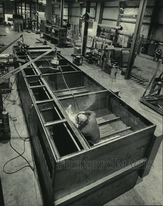 1983 Press Photo Super Steel Products employee Dan Koss welding in high-bay area - Historic Images