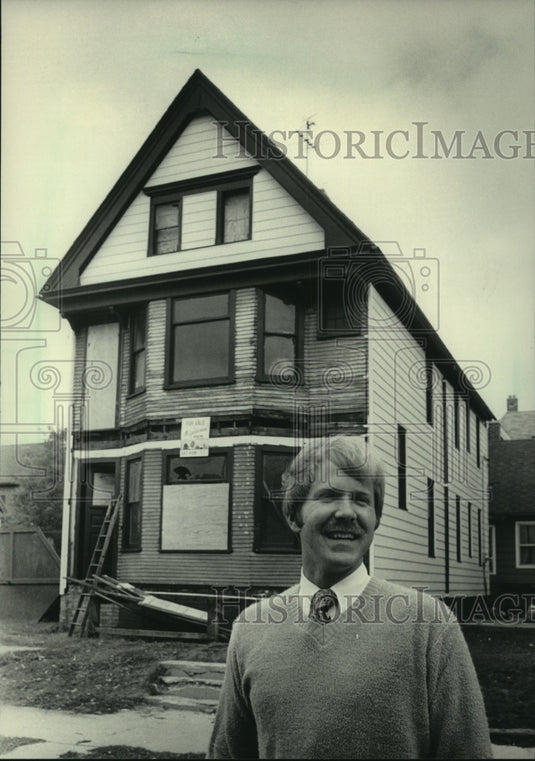 1983 Press Photo Jerry Sura, Executive Director of Neighborhood Housing Services - Historic Images