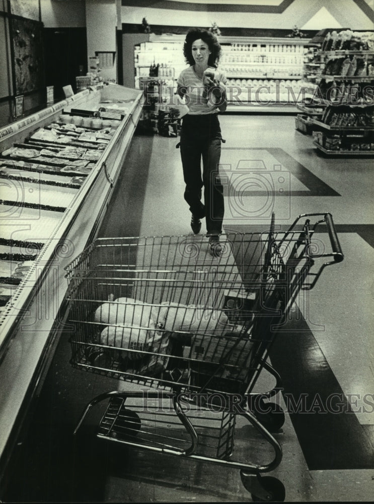 1981 Press Photo Maureen Crueger ran to beat the store&#39;s clock on shopping spree - Historic Images