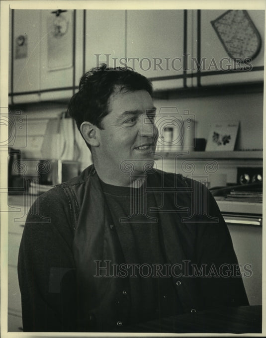 1985 Press Photo Wisconsin farmer Fred Sutherland relaxes in his kitchen - Historic Images