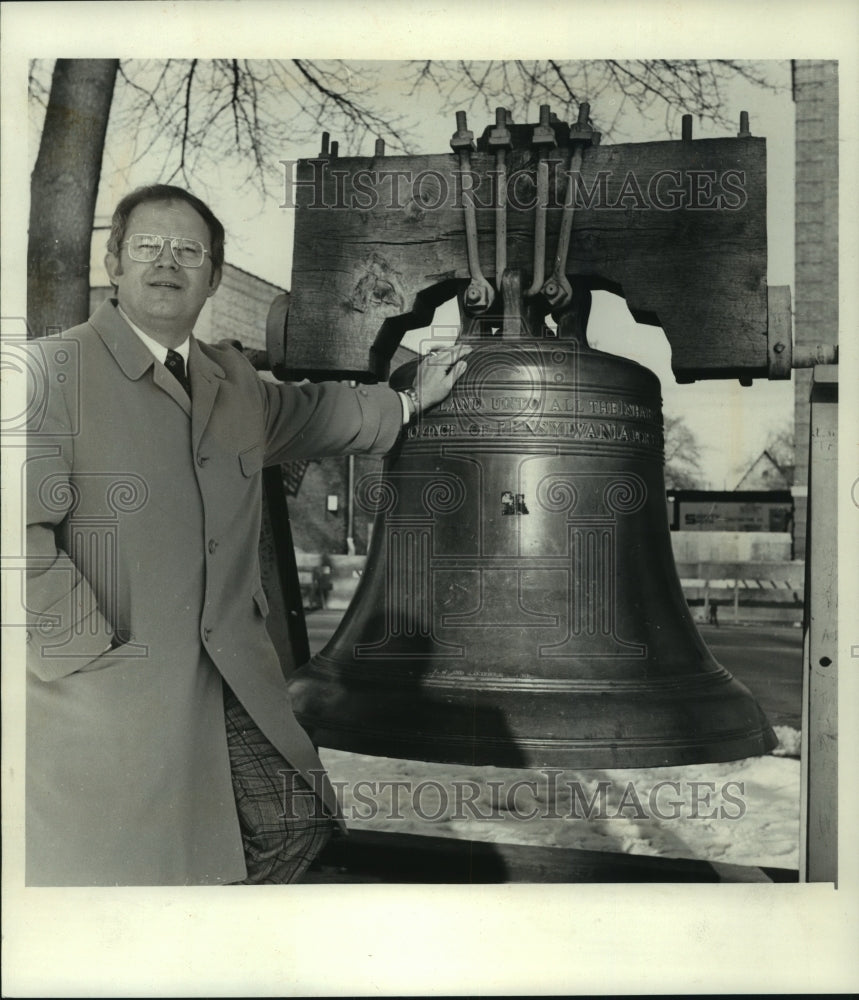 1975 Press Photo Richard Suscha, mayor of Sheboygan, Wisconsin in Fountain Park - Historic Images