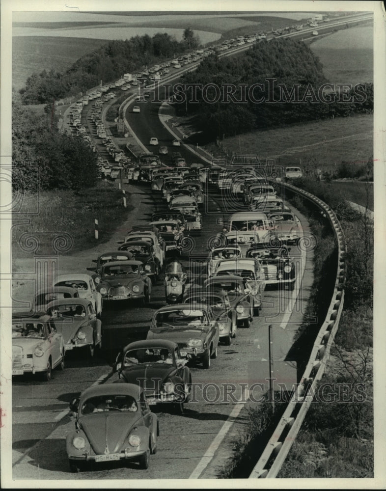 1971 Press Photo Traffic jam on a West German autobahn near Frankfurt - Historic Images