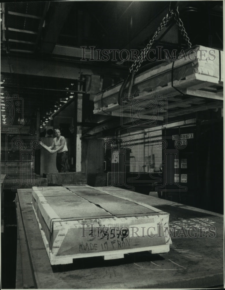 1991 Press Photo Shipment of Fortal at the Superior Die Set Corp. in Wisconsin - Historic Images