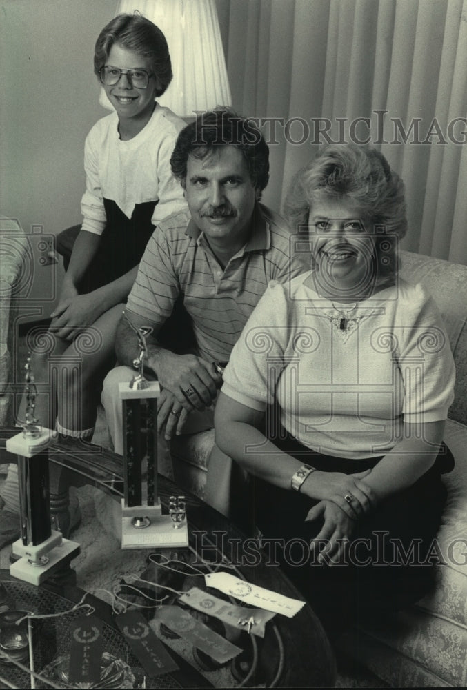 1985 Press Photo Gymnast Sera Tank&#39;s brother, Jim and parents Doug and Kathy - Historic Images