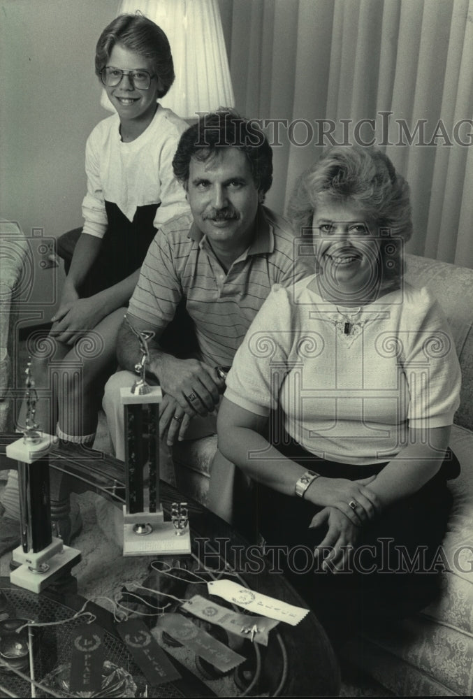 1985 Press Photo Gymnast Sera Tank's brother, Jim and parents Doug and Kathy - Historic Images