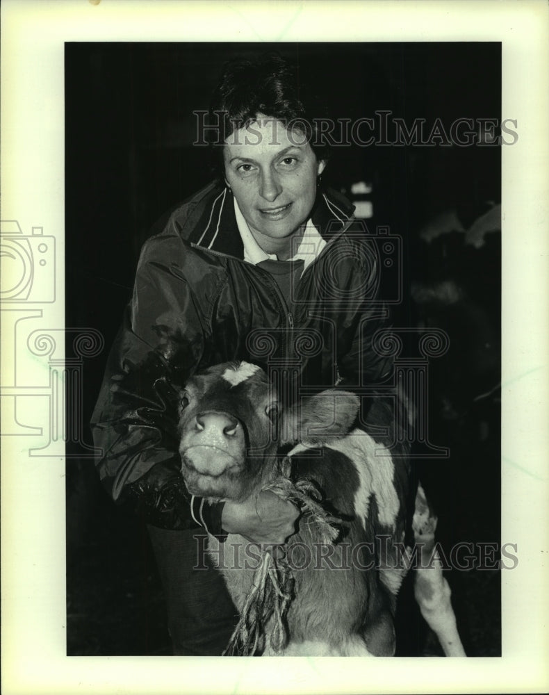 1987 Press Photo Karen Talarczyk, Farmer, with Guernsey Cow, Wisconsin - Historic Images
