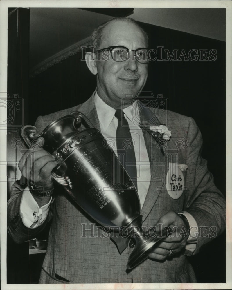 1959 Press Photo Clinton Taplin gets award from the Milwaukee Board of Realtors - Historic Images