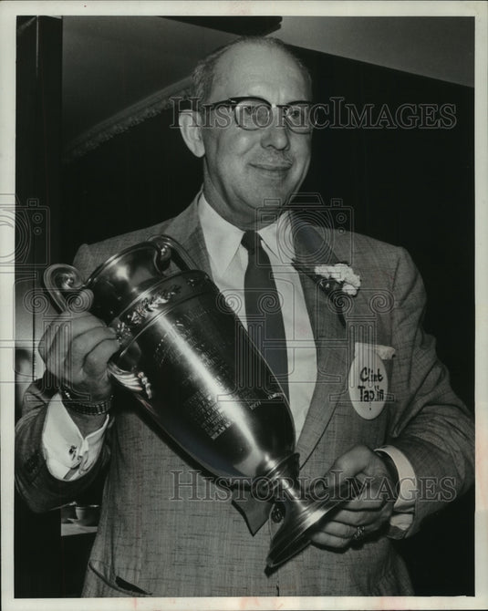 1959 Press Photo Clinton Taplin gets award from the Milwaukee Board of Realtors - Historic Images